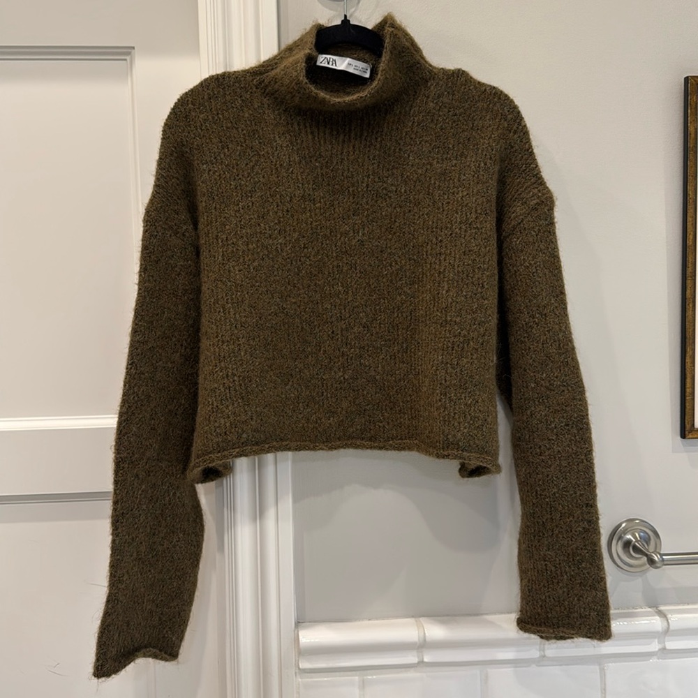 Zara wool/alpaca blend cropped mock neck sweater. Size Large